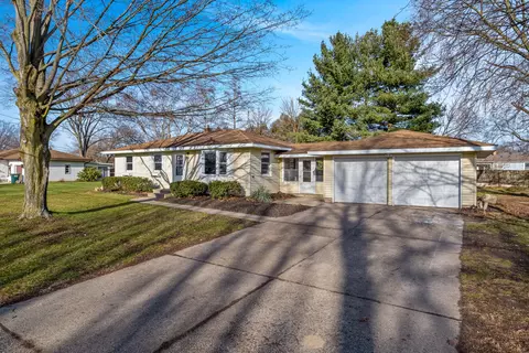 1215 Maplewood Dr, Jenison, MI 49428