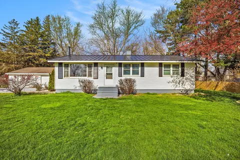 65 East St, Casnovia, MI 49318
