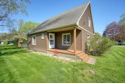 1524 Strathmoor Ln, Jackson, MI 49203