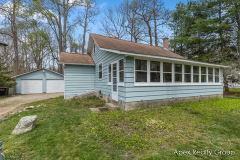 2130 Lakeshore Dr, Fennville, MI 49408