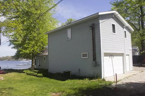 31960 Huckleberry Ln, Dowagiac, MI 49047