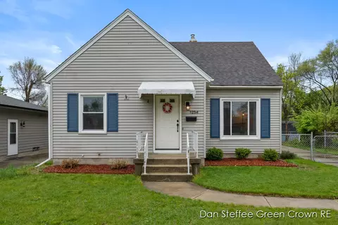 1254 Oaklawn St NE, Grand Rapids, MI 49505