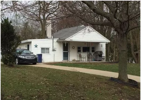 1551 Hillcrest Ave NW, Grand Rapids, MI 49504