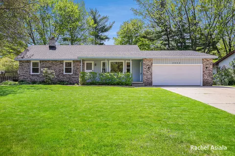 2442 Lamplighter Dr, Jenison, MI 49428