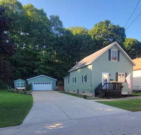 513 2nd St, Manistee, MI 49660