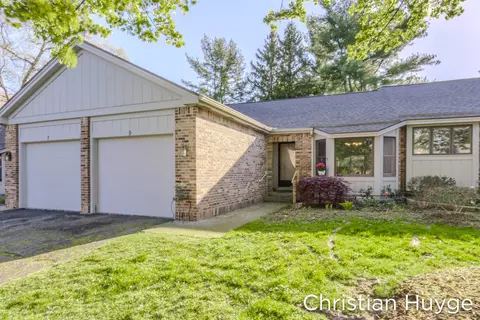 9 Skyline Cir NW, Grand Rapids, MI 49504