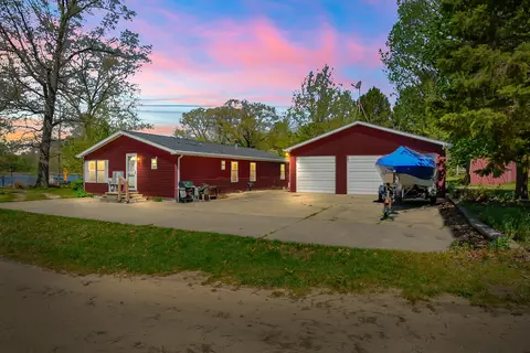 64411 41st St, Paw Paw, MI 49079