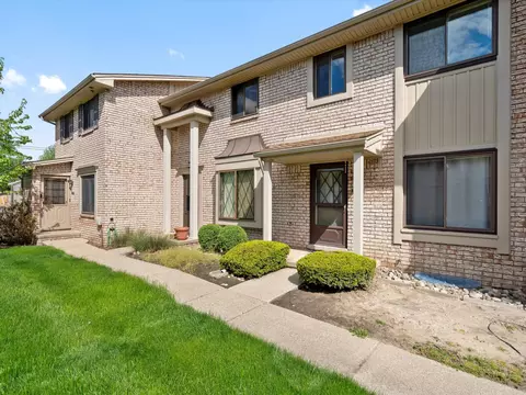 29197 Yorkshire Ln, Warren, MI 48088