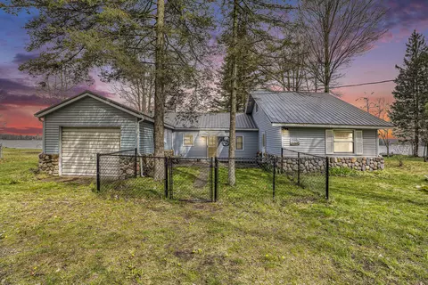 1910 Wolf Lake Dr, Baldwin, MI 49304 photo 2