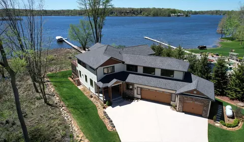 5840 Edgelake Dr, Pinckney, MI 48169