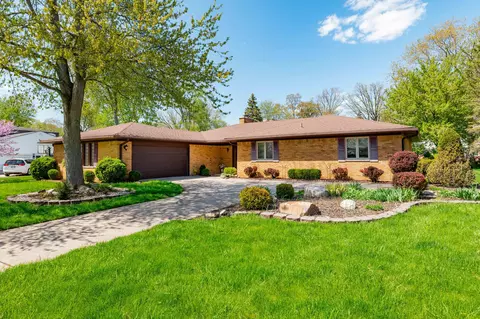 8196 Thorntree Ct, Grosse Ile, MI 48138