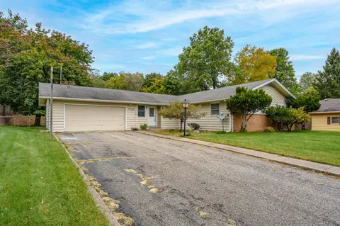 1722 Greenbriar Dr, Portage, MI 49024