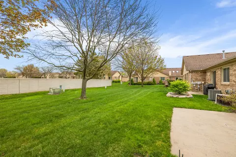 15255 Windmill Dr, Macomb, MI 48044 photo 4