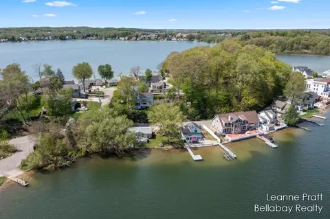 461 N Lake Dr, Caledonia, MI 49316