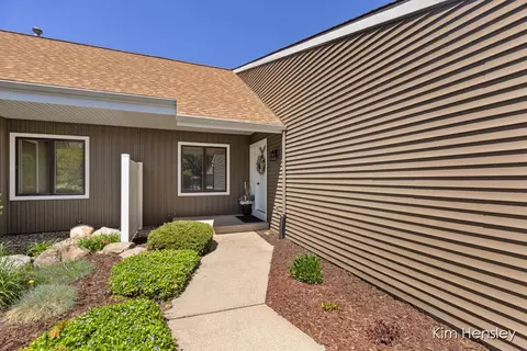 6662 Bella Vista Dr NE, Rockford, MI 49341
