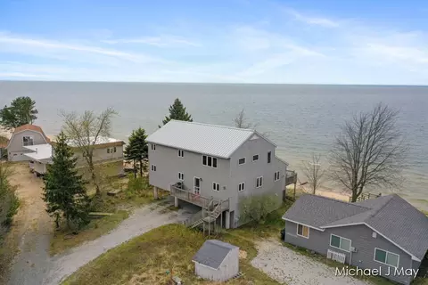 3885 S Lakeview Dr, Shelby, MI 49455