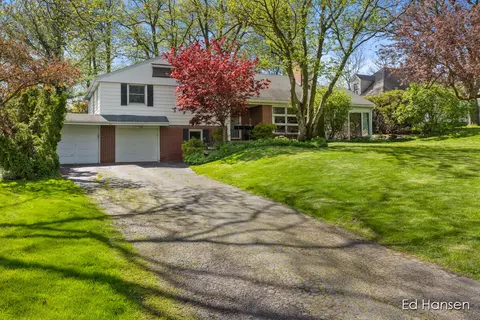 67 Lakeview Dr SE, Grand Rapids, MI 49506