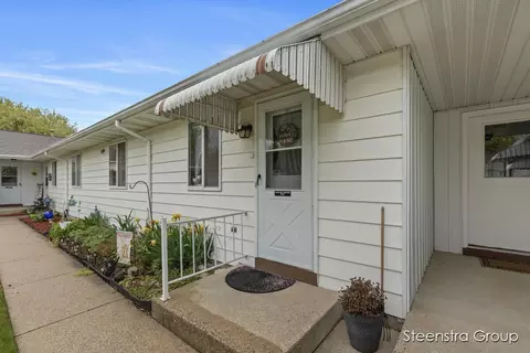 5710 Leisure South Dr SE, Kentwood, MI 49548