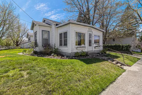 81 E Third St, Pentwater, MI 49449