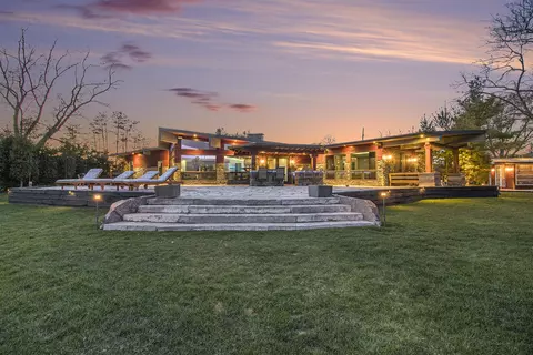 4200 Lake Pointe Ln, Commerce Twp, MI 48382