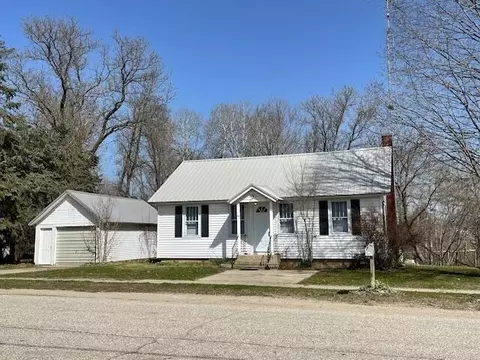 103 Water St, Paris, MI 49338