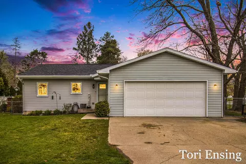934 Eureka St, Greenville, MI 48838