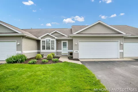 10898 Aspen Trl, Zeeland, MI 49464