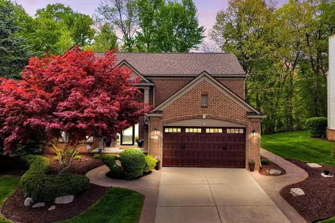 975 Hidden Creek Dr, South Lyon, MI 48178