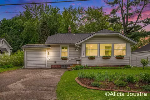 1208 Calgary St NE, Grand Rapids, MI 49505