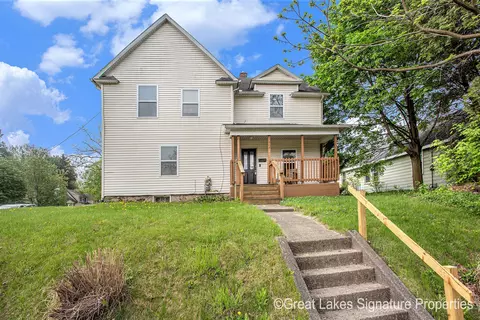 718 Leonard St NE, Grand Rapids, MI 49503