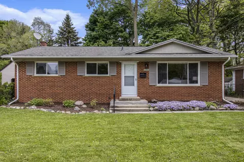 636 Louise Dr, Ann Arbor, MI 48103
