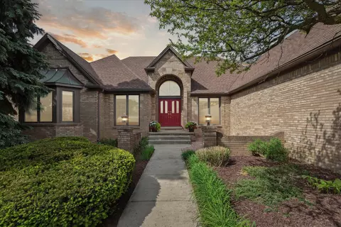 13692 Westbrook Rd, Plymouth, MI 48170