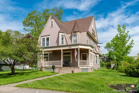 429 High St SE, Lowell, MI 49331