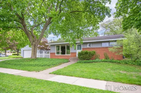 1839 Tremont Blvd NW, Grand Rapids, MI 49504