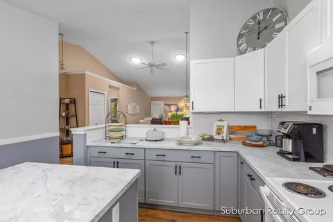 1076 Pinewood Dr NW, Grand Rapids, MI 49534