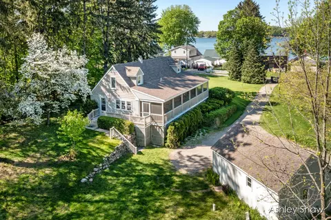 5970 Lake St, Fennville, MI 49408