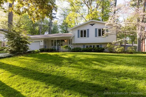 1267 Mapleview St SE, Kentwood, MI 49508