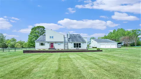 69658 39th St, Paw Paw, MI 49079