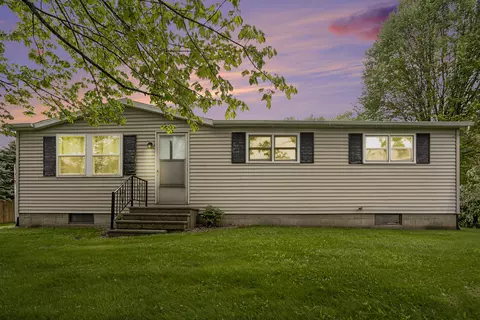 383 Kenneth St, Plainwell, MI 49080