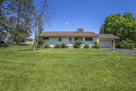 2413 Maple Dr, Jackson, MI 49203 photo 2