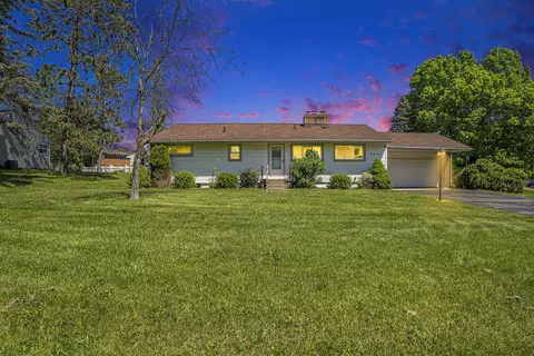 2413 Maple Dr, Jackson, MI 49203