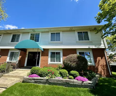 2471 Mulberry Sq #15, Bloomfield Hills, MI 48302