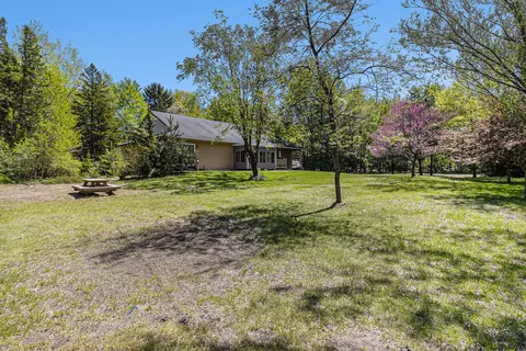 6880 Rainbows End Ln, Holland, MI 49424