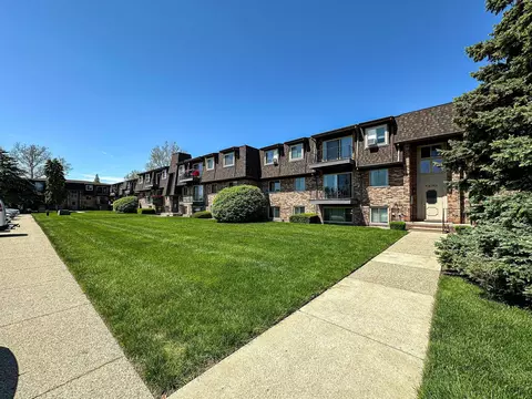 410 Riviera Dr, Saint Clair Shores, MI 48080