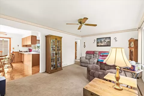 180 Meadowview Dr, Howell, MI 48843 photo 4