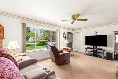 180 Meadowview Dr, Howell, MI 48843 photo 5