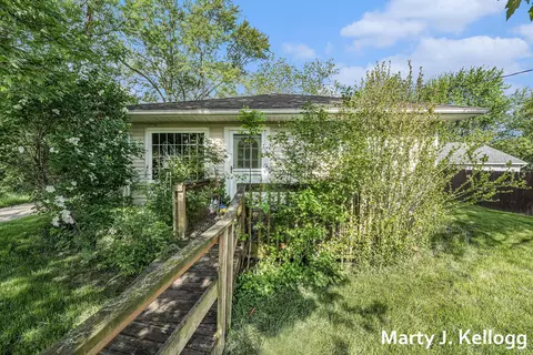2221 Kinney Ave NW, Walker, MI 49534