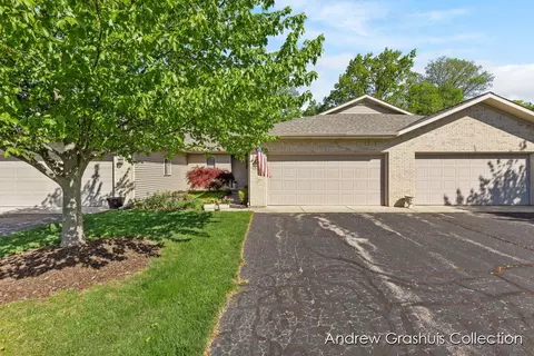 2173 Creekside Dr SW #40, Byron Center, MI 49315