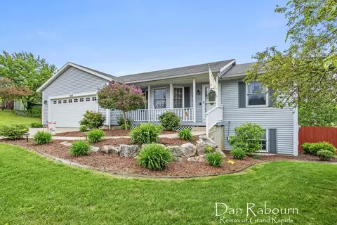 1414 Hollow Ridge Dr NE, Rockford, MI 49341