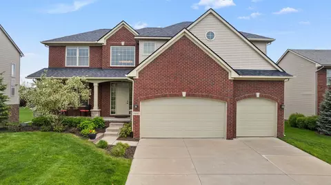 58642 Castle Ct, South Lyon, MI 48178